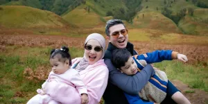Zaskia Sungkar Hamil Anak Kedua, Ini 7 Potret Kebersamaannya dengan Ukkasya dan Humaira