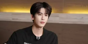 Zhang Linghe Cedera Kaki, Tetap Syuting 'The Road To Glory' Demi Tim