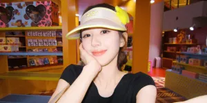 Zhao Lusi dengan Makeup Seadanya, Malah Cute Kayak Boneka