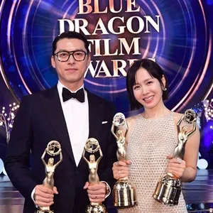 Kompak! Hyun Bin dan Son Ye Jin Raih Penghargaan Bersama di Blue Dragon Awards 2025
