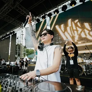 Deddy Corbuzier in DJ Bravy sta razpravljala o DJ Pandi; DJ Bravy in Marapthon sta uspešno dokazala moč prenosa v živo