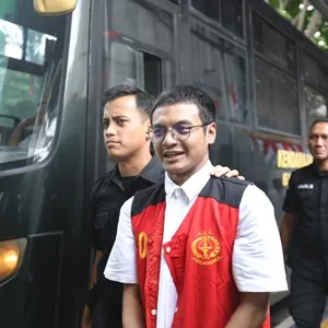 Fitri Salhuteru pričala v sojenju Vadelu Badjidehu zaradi domnevnega spolnega napada