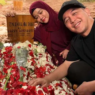 10 Potret Artis di Pusara Vidi Aldiano, Terungkap Alasan Kompak Kenakan Baju Biru