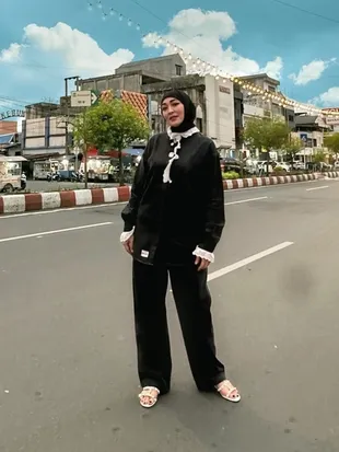 7  Potret Angelina Sondakh Ngabuburit di Bengkulu, Beli Gorengan