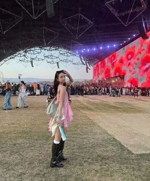 7 Gaya Dita Karang Nonton Coachella, Cantik dan Manis Pakai Dua Outfit Berbeda