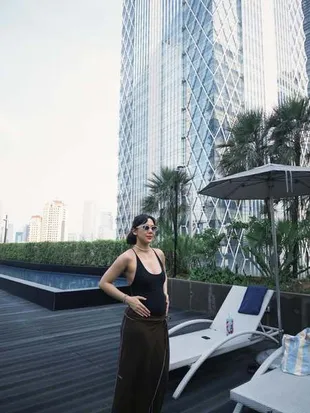 7 Potret Adinda Thomas Tampil Natural Saat Berenang, Jadi Weekly Ritual Bumil