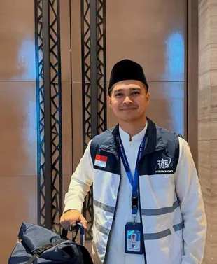 7 Potret Aiman Ricky Jadi Petugas Ibadah Haji, Terlihat Tulus - Siap Beri Pelayanan Terbaik