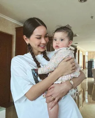 7 Potret Alyssa Daguise yang Segera Akan Jadi Ibu saat Bersama Anak Kecil