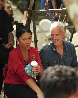 7 Potret Anggun Syuting PARA PERASUK Ditemani Suami, Rela Kepanasan - Digigit Nyamuk