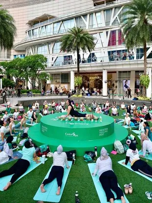7 Potret Anjasmara Jadi Instruktur Yoga, Pimpin Puluhan Peserta - Pamerkan Kemampuan
