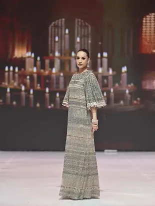 7 Potret Anya Geraldine Jadi Model di Acara Fashion Show Ivan Gunawan