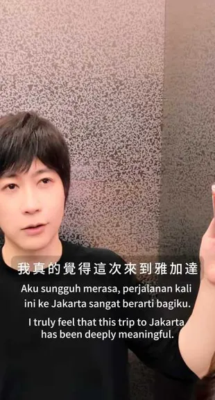 7 Potret Ashin Mayday Bagikan Momen saat Konser di Jakarta, Sempatkan Jajan Cilok di Pinggir Jalan