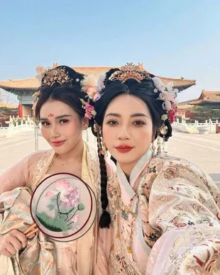 7 Potret Ayu Ting Ting Tampil Bak Permaisuri China, Kepalanya Sempat Ditarik oleh Fotografer