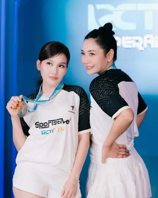 7 Potret Ayu Ting Ting Tanding Badminton Lawan Cinta Laura-Luna Maya, Kalah Tak Masalah