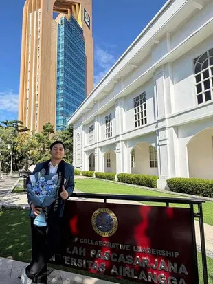 7 Potret Azriel Hermansyah Sidang Tesis, Berhasil Lulus Satu Almamater dengan Orang Tua