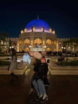 7 Potret Babymoon Shenina Cinnamon ke Jepang, Naik Kursi Roda di Disneyland