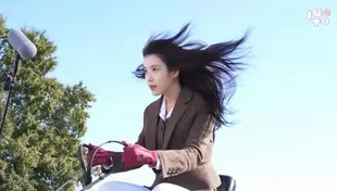 7 Potret BTS IU saat Scene Memacu Kuda di drama PERFECT CROWN, Ternyata Aslinya CGI