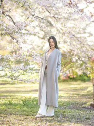 7 Potret Cantik Anya Geraldine di Bawah Sakura Jepang, Kalem dan Stunning