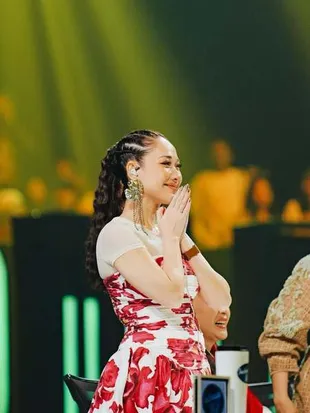 7 Potret Cantik BCL Pakai Dress Motif Bunga Putih Merah, Tampil Anggun dan Menawan