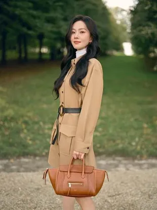 7 Potret Cantik Liu Shishi di Paris Fashion Week 2025, Pamerkan Foto Bareng V BTS