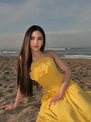 7 Potret Cantik Mahalini di Pantai dengan Dress Kuning Cerah Sambil Pose Estetik