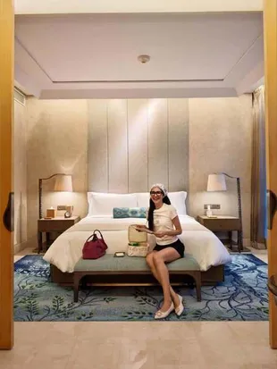 7 Potret Cantik Mikha Tambayong Saat Staycation Bareng Suami, Tampil Santai dan Kasual