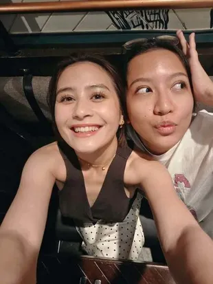 7 Potret Cantik Prilly Latuconsina Makan Bareng Teman dan Throwback Jadi Belieber