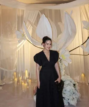 7 Potret Cantik Steffi Zamora Saat Kondangan, Tampil Elegan dengan Gaun Hitam