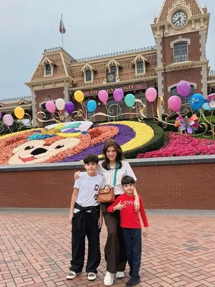 7 Potret Carissa Putri Liburan ke Hongkong Bareng Dua Anaknya, Visualnya Bikin Terpesona