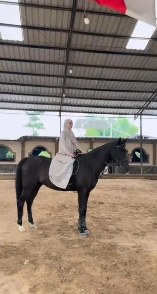 7 Potret Celine Evangelista Berkuda Pakai Abaya, Tampil Anggun dan Memukau