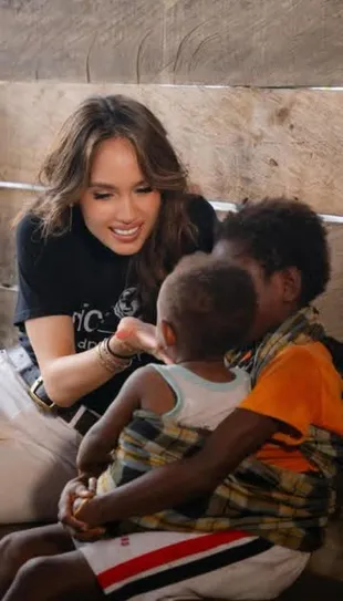 7 Potret Cinta Laura Aksi Sosial ke Asmat Papua, Ketulusannya Menyentuh Hati