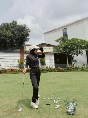 7 Potret Cita Rahayu yang Kini Hobi Main Golf, Nggak Masalah Dibilang Norak