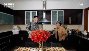 7 Potret Dapur Aisar Khaled yang Mewah dan Elegan, Bikin Betah Memasak