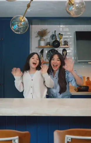 7 Potret Dapur Gisella Anastasia dengan Desain Modern Kontemporer yang Elegan