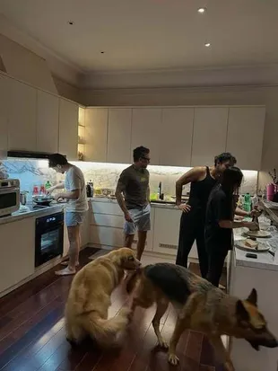 7 Potret Dapur Jeremy Thomas yang Modern Minimalis, Homey - Bikin Betah Masak