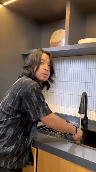 7 Potret Dapur Praz Teguh di Kantornya yang Berdesain Modern dengan Sentuhan Warna Gelap