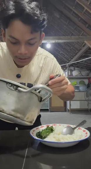 7 Potret Dapur Tiktoker Ganta di Kampung Halaman, Pakai Piring Jadul