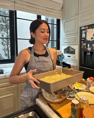 7 Potret Dapur Tyna Dwi Jayanti yang Berkonsep Klasik, Terlihat Sangat Elegan dan Estetik