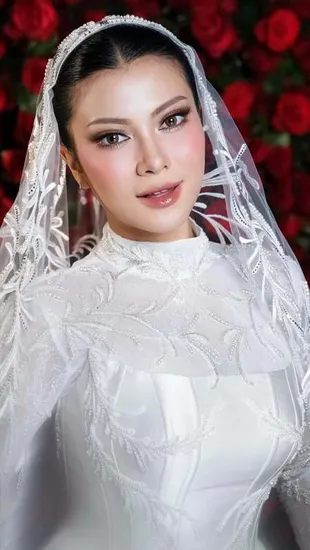 7 Potret Detail Gaun Akad Nikah Hanum Mega, Tampil Elegan dengan Veil Panjang