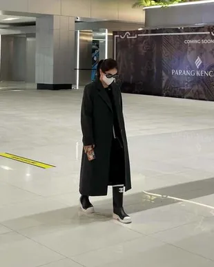 7 Potret Dewi Perssik Liburan ke Hong Kong, Ajak Ibunda yang Usianya sudah 71 Tahun 