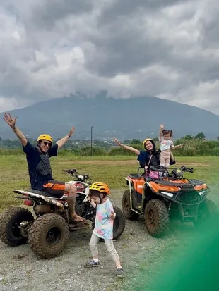 7 Potret Dimas Anggara Liburan Seru Bareng Anak Istri, Naik ATV Bareng