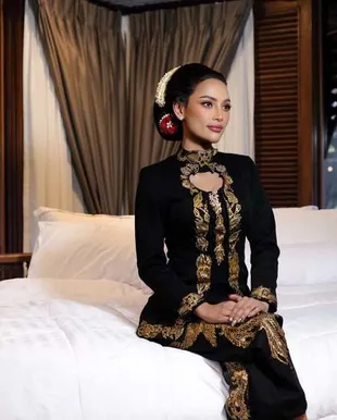 7 Potret Erika Carlina di Acara Tedak Siten Baby Enduw, Busananya Penuh Makna