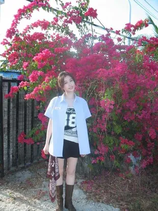 7 Potret Esther Yu dengan Berbagai Outfit, Aura Cantik Terpancar - Mempesona