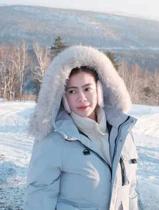 7 Potret Felicya Angelista dan Keluarga Nikmati Indahnya Sunset di Puncak Gunung Salju