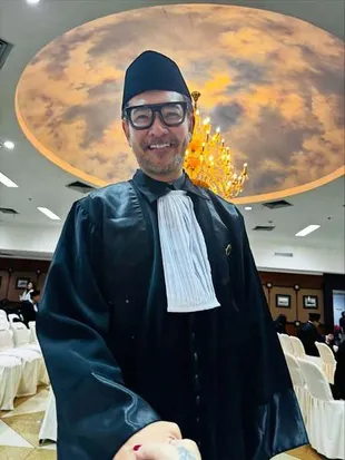 7 Potret Ferry Salim Jalani Sumpah Advokat, Ingin Bermanfaat Bagi Banyak Orang