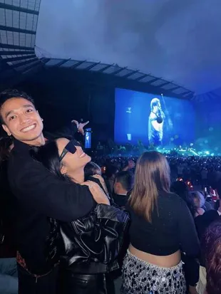 7 Potret Fuji Nonton Konser The Weeknd Bareng Fadly Faisal dan Teman-Temannya