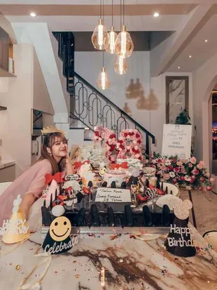 7 Potret Ghea Indrawari Rayakan Ulang Tahun ke-28, Dapat Banyak Kue dan Bunga
