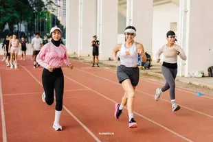 7 Potret Gisella Anastasia Lari Bareng Cinta Brian, Pakai Outfit Senada - Sepatu Couple