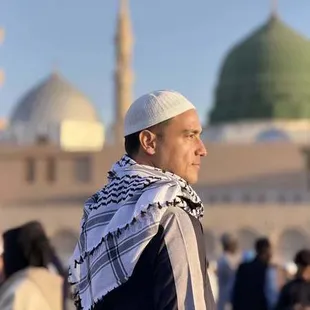 7 Potret Hamish Daud Umrah untuk Rayakan Ultah, Khusyuk saat Cium Ka'bah