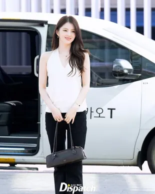 7 Potret Han So Hee Tampil Kasual di Bandara Menuju ke Cannes Film Festival